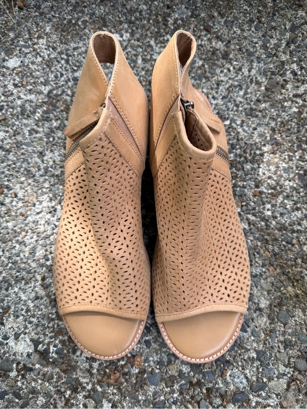 Size 11 Sofft Beige Perforated Peep-Toe Ankle Sandles - Picture 4 of 9